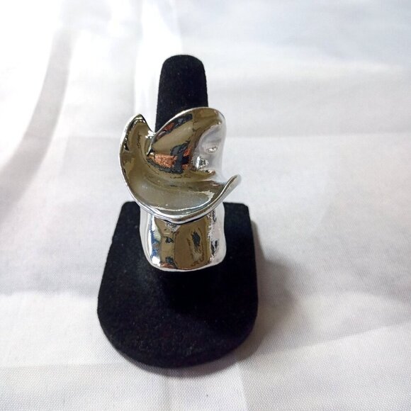 Bold Silvertone Abstract Statement Ring Size 6 Alloy New in Gift Box Glam - Picture 2 of 6